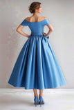 Blå Off The Shoulder A-linje Satin Tea Längd Klänning till Brudens Mor med Rosett