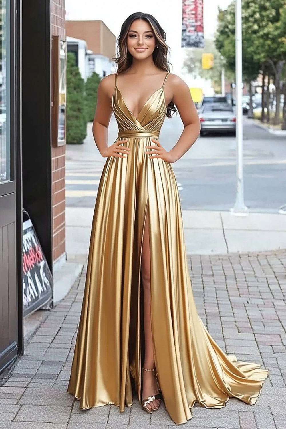 Metallic Satin A Line Plisserad V-ringning Guld Prom Klänning med slits