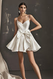 Vita Spaghetti Straps Satin Graduation Klänning Med Rosetter