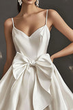 Vita Spaghetti Straps Satin Graduation Klänning Med Rosetter
