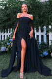 Elegant svart off-shoulder balklänning med flödande cape-ärmar