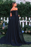 Elegant svart off-shoulder balklänning med flödande cape-ärmar