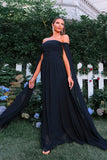 Elegant svart off-shoulder balklänning med flödande cape-ärmar