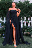 Elegant svart off-shoulder balklänning med flödande cape-ärmar
