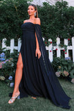 Elegant svart off-shoulder balklänning med flödande cape-ärmar