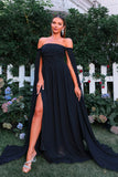Elegant svart off-shoulder balklänning med flödande cape-ärmar