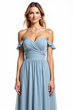 Dusty Blue Off The Shoulder rynkad lång brudtärna klänning