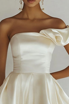 Chic Vit Ena Axeln Ruffle Satin Examensklänning