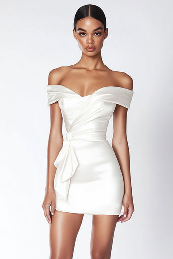 Off The Shoulder Vit Satin Bodycon Examensklänning