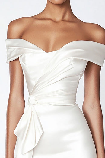 Off The Shoulder Vit Satin Bodycon Examensklänning
