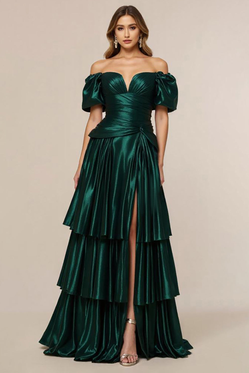 Off the Shoulder Mörkgrön En Linje Tiered Satin Prom Klänning