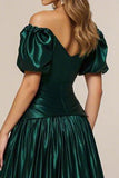 Off the Shoulder Mörkgrön En Linje Tiered Satin Prom Klänning