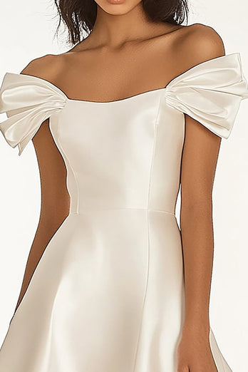 Off the Shoulder Elfenben En linje Satin Kort Examensklänning