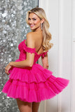 En linje från axeln Fuchsia Tiered Mini Homecoming Klänning