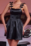 Svart Satin A Line Spaghetti Straps Cocktailklänning Med Rosetter
