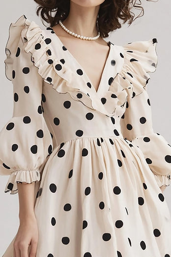 Ivory A Line V-hals Volang Svart Polka Dots Klänning med puffärmar