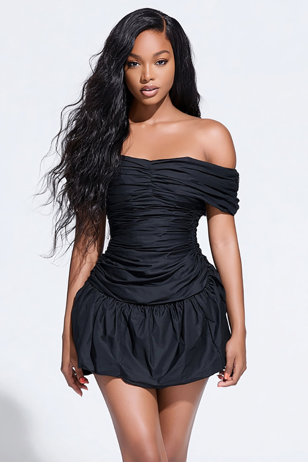 Off the Shoulder Bodycon rynkad liten svart klänning