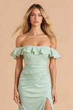 Ljusgrön Fodral Off The Shoulder Maxi Bridesmaid Klänning Med Volanger