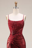 Mörkröd pärlprydd sjöjungfru med rynkad spets baktill lång balklänning med slits