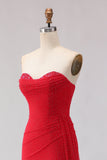 Röd sjöjungfru axelbandsbunden pärlprydd satinklänning med lång balklänning med slits