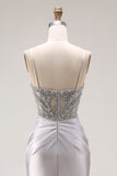 Glittrig ljusgrå satinsjöjungfruklänning med rynkade pärlprydd lång balklänning med slits