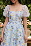 Blå blommade A-linje med broderad midiklänning med broderad hals och puffärmar