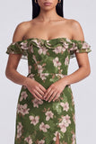 Off-the-shoulder mörkgrön blomsterfärgad volangklänning med slits