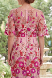 Fuchsia blommig bateau-hals broderad midi-brudmors klänning med slits