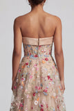 Off-the-shoulder hög-låg champagne A-linje tyll blommig brudmors klänning
