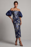 Axelbunden navy blommig bodycon midi brudmors klänning med puffärmar