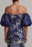 Axelbunden navy blommig bodycon midi brudmors klänning med puffärmar