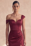 Off-the-shoulder burgundy sjöjungfruklänning med slits