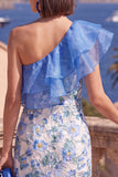 Blå bodycon med enaxlad volang i midi-blommig klänning med slits