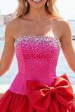 Fuchsia och röd axelbandslös A-linje kort hemkomstklänning med rosett