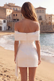 Off-shoulder elfenbensfärgad bodycon rynkad rufsad brudduschklänning med rosett