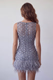 Dammig lavendel rundhalsad bodycon kort blommig hemkomstklänning med fjäder