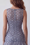Dammig lavendel rundhalsad bodycon kort blommig hemkomstklänning med fjäder