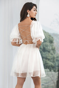 Tyllplisserad liten vit klänning med snörning i ryggen