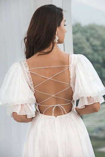 Tyllplisserad liten vit klänning med snörning i ryggen