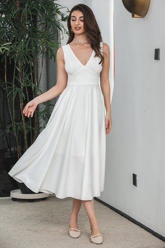 En Line V-ringad ärmlös liten vit klänning med ihålig rygg