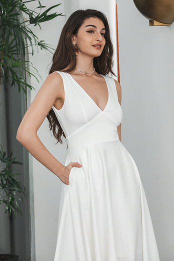 En Line V-ringad ärmlös liten vit klänning med ihålig rygg