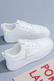 Vita platta avslappnade sneakers