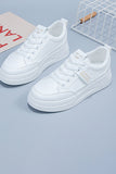 Vita platta avslappnade sneakers