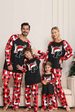 Svart och rött träd och rådjur tryckt familj julpyjamas