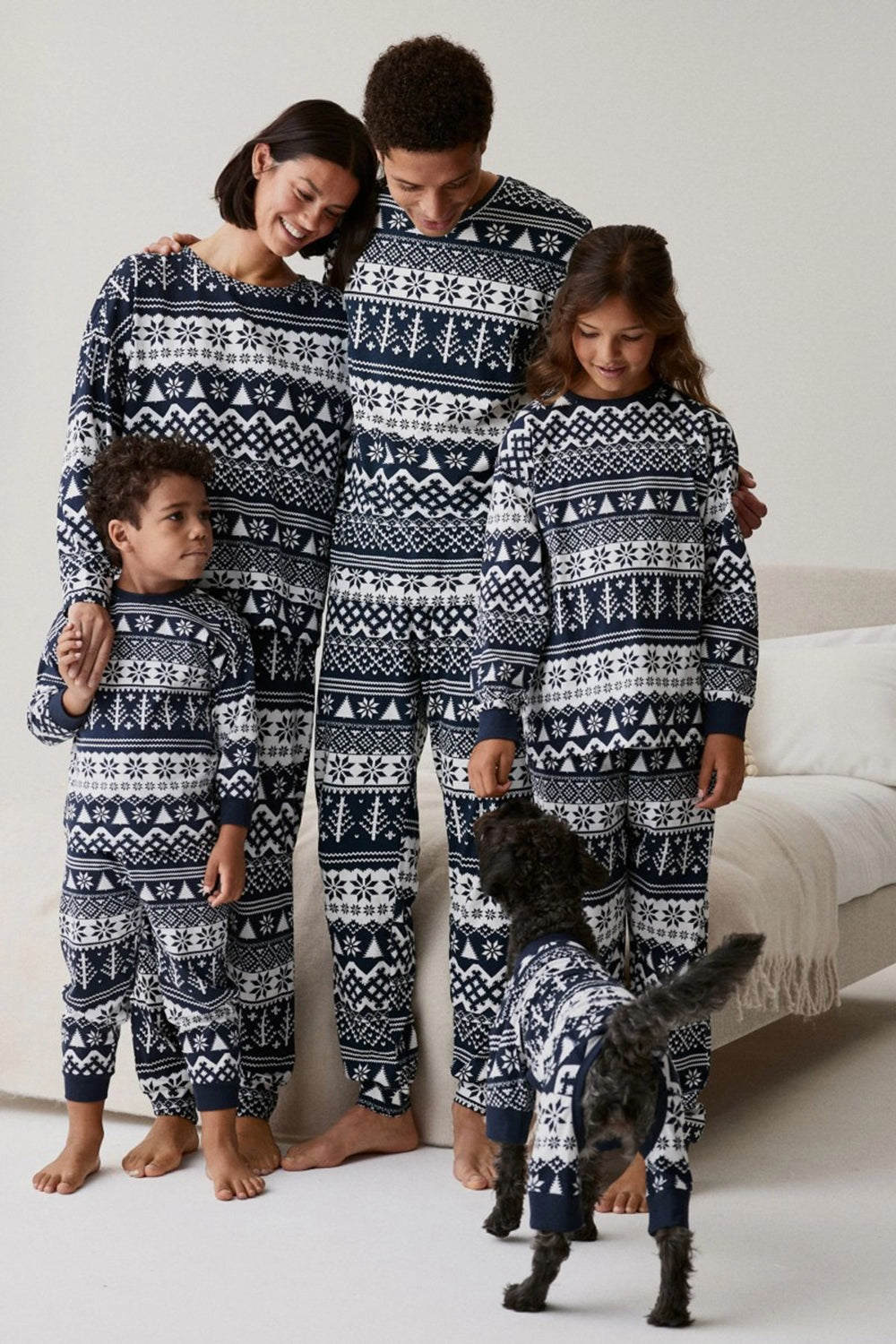 Marinblå jul snöflinga och träd tryckta familj pyjamas set