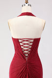 Mörkröd halterneck, pärlprydd sjöjungfruspets, lång balklänning med slits baktill
