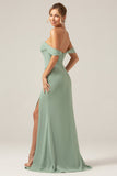 Off the Shoulder Sheath Chiffong Plisserad Dusty Sage Bridesmaid Klänning