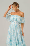 Vit Blå Blommig Off The Shoulder Boho Lång Brudtärneklänning med Volanger
