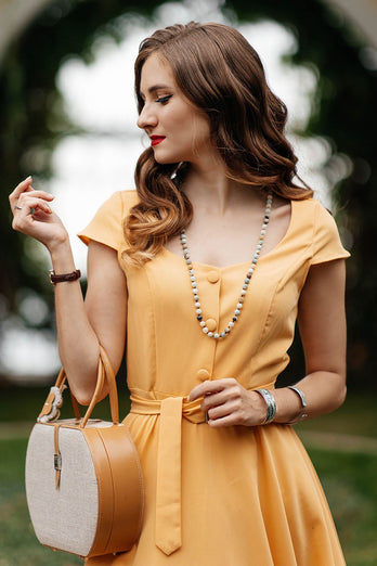 Rund hals gul vintageklänning med knapp