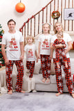 Familj matchande julpyjamas med röd pläd